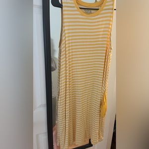 Yellow and white knee length dress with pockets never wore
